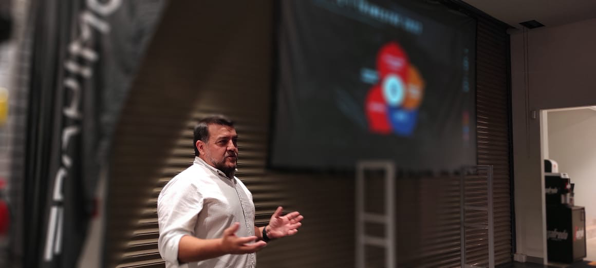 Claudio Altamirano durante una conferencia empresarial